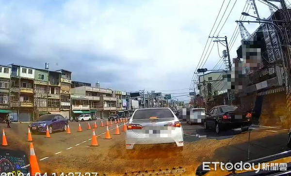 ▲才剛發疫情警示...大批「逆時中」繼續跑墾丁！路上車潮塞爆　恐成防疫大缺口。（圖／記者吳奕靖攝）