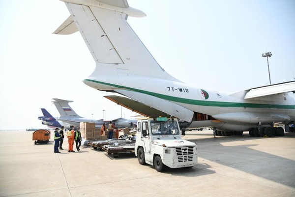 ▲阿爾及利亞空軍伊爾76重型運輸機4月4日飛抵上海浦東機場，自提防疫物資。（圖／取自上海機場集團）