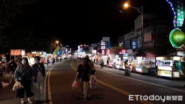 ▲國家級警報「墾丁請勿前往」8小時後，大街人潮瞬間少了3成             。（圖／記者吳奕靖攝）