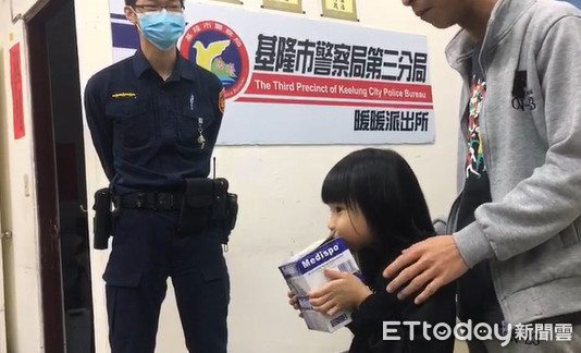 ▲▼拉爸爸到派出所！8歲女童害羞「超萌娃音」送口罩　警聽到快哭。（圖／暖暖派出所）