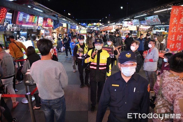 ▲▼清明連假，花蓮湧入大批觀光人潮及車潮，尢其東大門夜市更是寸步難行。（圖／花蓮縣政府提供，下同）