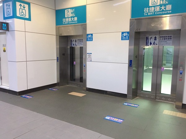 ▲▼搭機捷保持社交安全距離。（圖／桃園捷運提供）