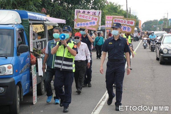 ▲台南市善化、白河、玉井分局出動防疫宣導隊，使出渾身解數向民眾宣導保持社交距離。（圖／記者林悅翻攝，下同）