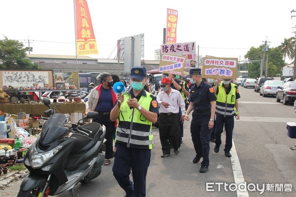 ▲台南市善化、白河、玉井分局出動防疫宣導隊，使出渾身解數向民眾宣導保持社交距離。（圖／記者林悅翻攝，下同）