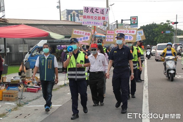 ▲台南市善化、白河、玉井分局出動防疫宣導隊，使出渾身解數向民眾宣導保持社交距離。（圖／記者林悅翻攝，下同）