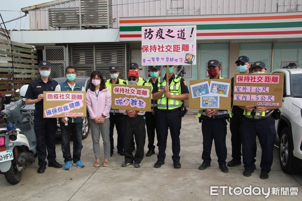 ▲台南市善化、白河、玉井分局出動防疫宣導隊，使出渾身解數向民眾宣導保持社交距離。（圖／記者林悅翻攝，下同）