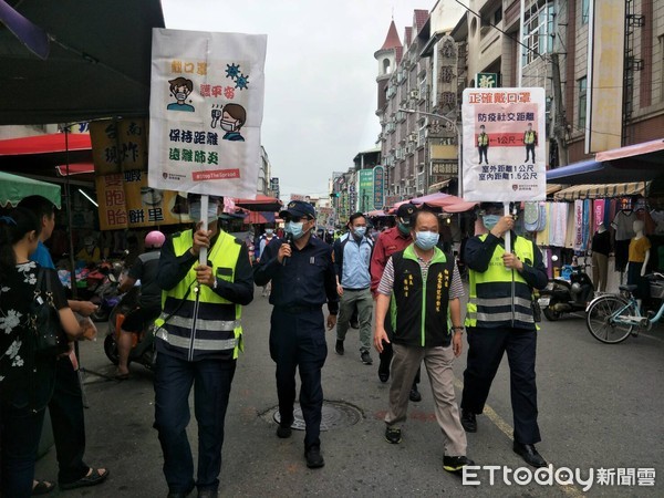 ▲台南市善化、白河、玉井分局出動防疫宣導隊，使出渾身解數向民眾宣導保持社交距離。（圖／記者林悅翻攝，下同）