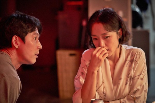 ▲▼抓住救命稻草的野獸們。（圖／yahoo）