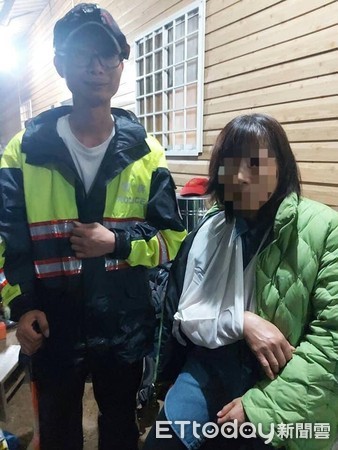 ▲警消組成救援小組護送下山。（圖記者王兆麟翻攝，下同）