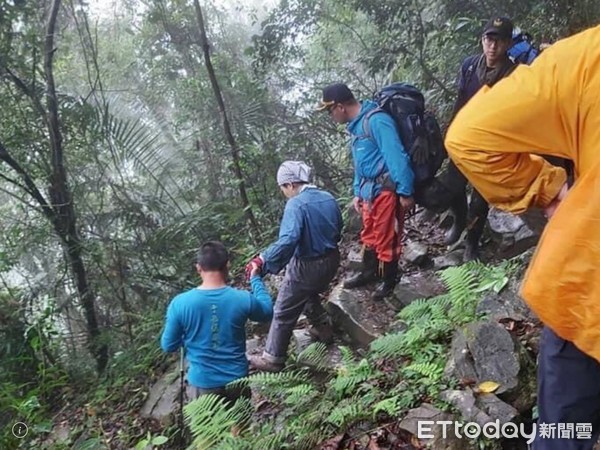 ▲警消組成救援小組護送下山。（圖記者王兆麟翻攝，下同）