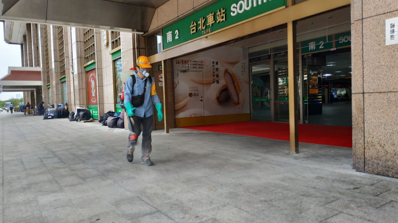 ▲▼ 台北車站周邊環境消毒。（圖／環保署提供）
