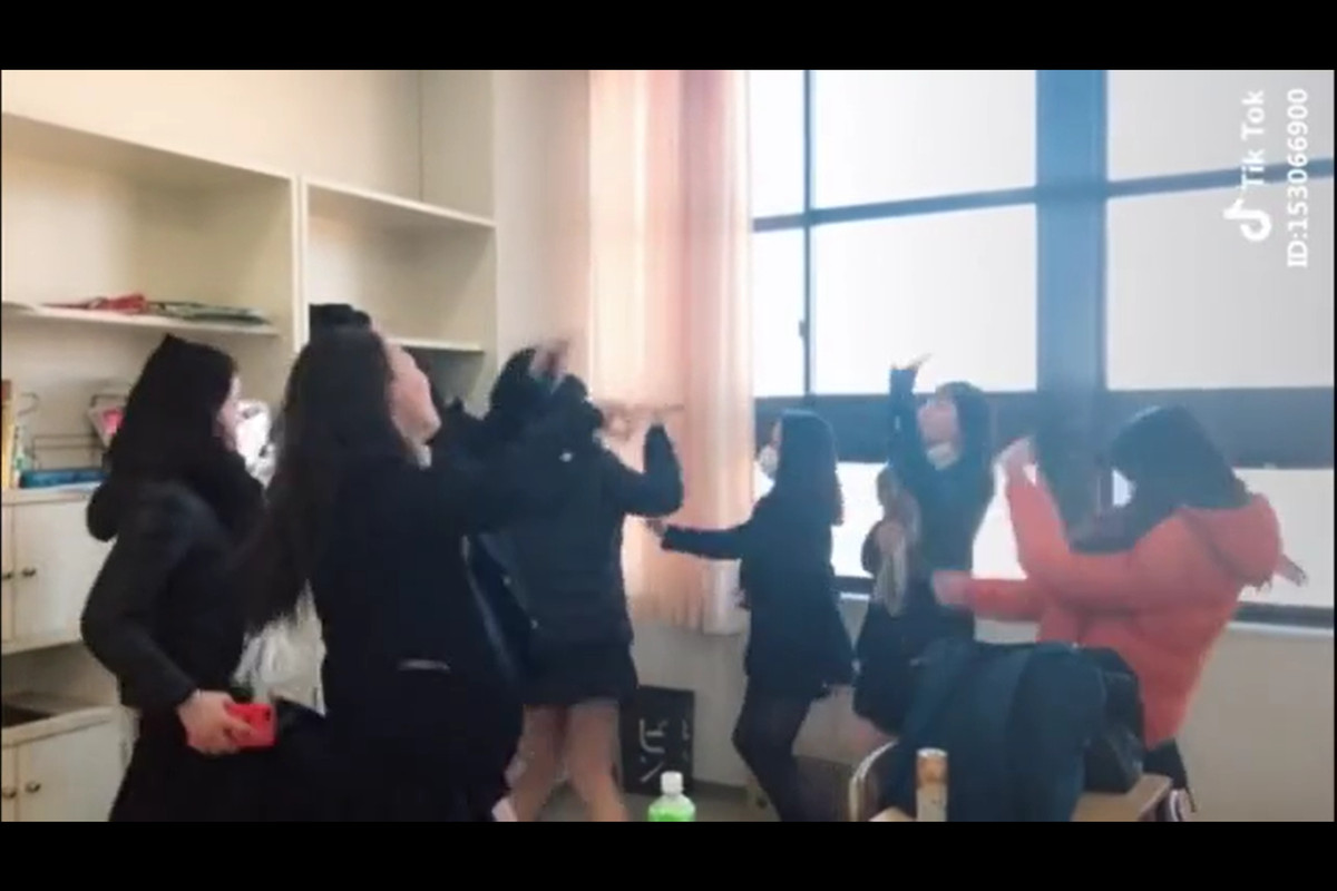 日本高中生喜歡集體拍抖音。（翻攝抖音）