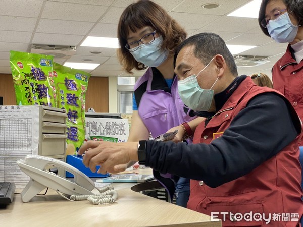 ▲▼新北市長侯友宜日前到新莊衛生所聽取簡報，並打電話慰問居家防疫者             。（圖／記者陳以昇攝）