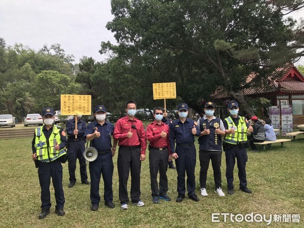 ▲台南市警三分局、佳里、新化分局之分局長，親自帶防疫宣導團隊到四草綠色隧道、佳里安西夜市辦理防疫及交安宣導活動。（圖／記者林悅翻攝，下同）