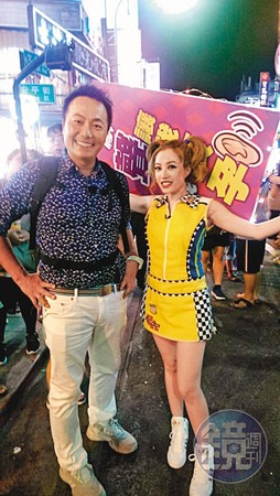 除了歌手、演員外，徐懷鈺（右）也嘗試過主持節目，成為三棲藝人。左為張克帆。