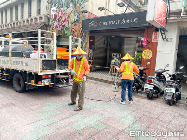 ▲防疫決不鬆懈  嘉義市環境保護局加強文化路商圈消毒。（圖／記者翁伊森翻攝）