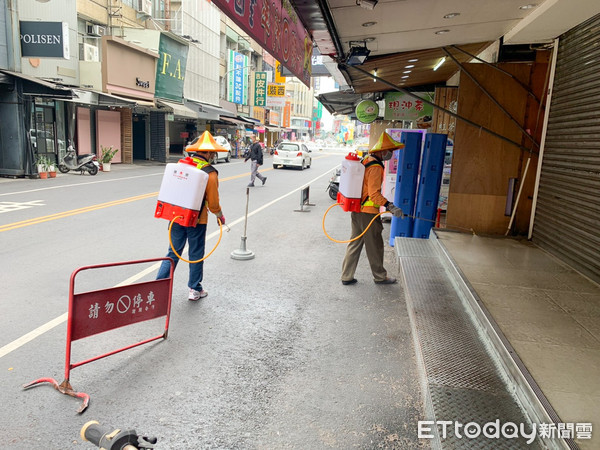 ▲防疫決不鬆懈  嘉義市環境保護局加強文化路商圈消毒。（圖／記者翁伊森翻攝）