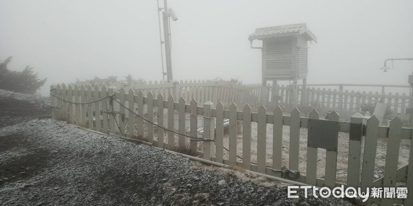 ▲▼玉山下雪。（圖／氣象局提供）