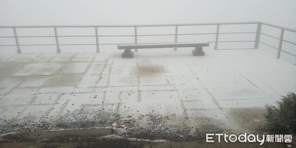 ▲▼玉山山峰6日清晨7時許，降下「四月雪」。（圖／玉管處提供，下同）