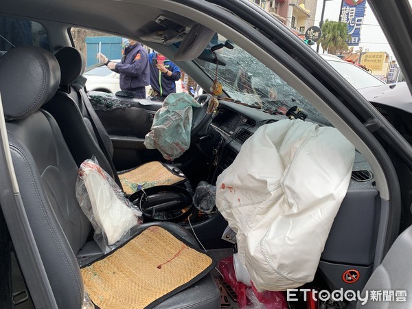 ▲雲林縣斗六市發生警匪追逐，警車與歹徒車輛經猛力衝撞，造成車頭全毀，共3警2嫌受傷送醫。（圖／記者蔡佩旻攝）