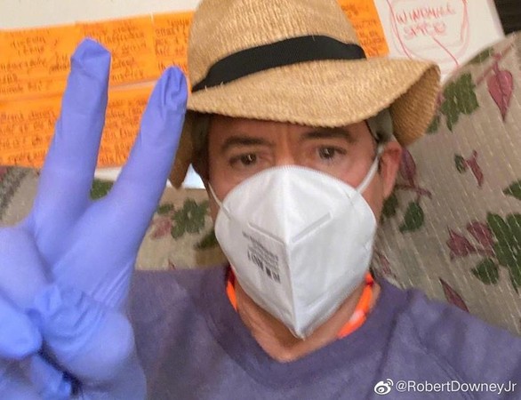 小勞勃道尼日前剛度過55歲生日，他在微博po自拍照感謝中國粉絲，卻被抓包口罩戴反。（翻攝自Robert Downey Jr微博）