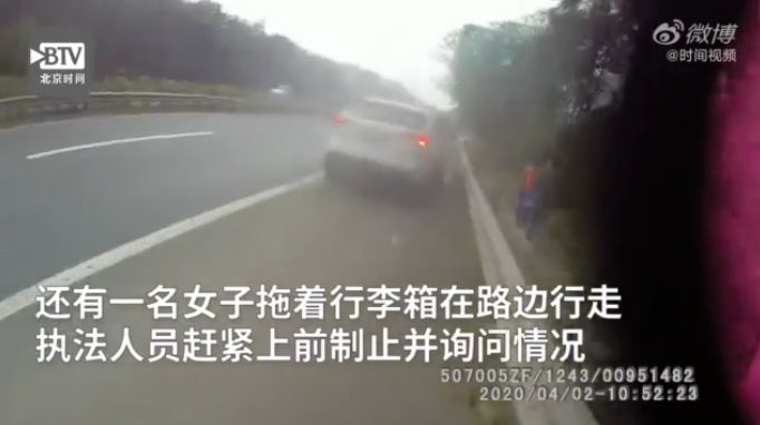18歲女被叫「阿姨」火了！兩家人停高速公路吵架　母怒：大一天就可以叫阿姨。（圖／翻攝《北京時間》）