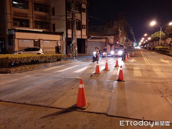 ▲屏東警分局員警架設交通警示燈及保麗龍，有效化解困擾噪音             。（圖／記者陳崑福翻攝）