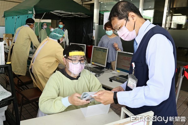 ▲為了加強防疫，台南新樓醫院從7日起，實施「藥來速」專用動線和窗口。（圖／記者林悅翻攝，下同）