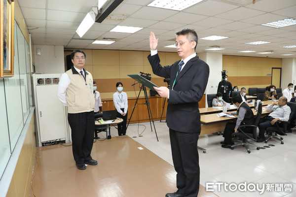 ▲台南市政府新任水利局長韓榮華，在市長黃偉哲主持下，宣誓就職。（圖／記者林悅翻攝）