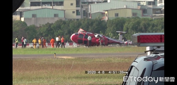 ▲▼      AS-365海豚直升機墜落小港機場，機內5人無大礙       。（圖／記者洪正達攝）