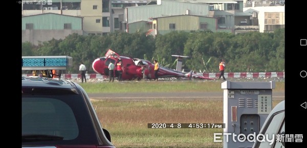 ▲▼      AS-365海豚直升機墜落小港機場，機內5人無大礙       。（圖／記者洪正達攝）
