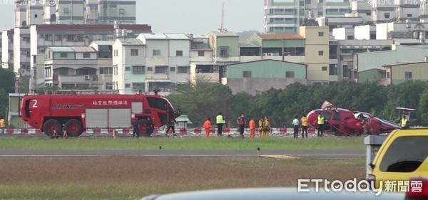 ▲▼   海豚直升機墜小港機場，消防車現場警戒中   。（圖／記者洪正達攝）