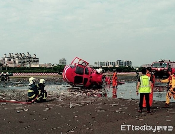 ▲▼海豚直升機墜小港機場。（圖／記者張君豪翻攝）