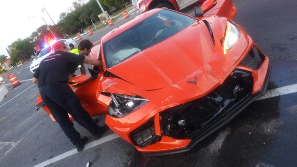 ▲酒駕三寶撞毀全新雪佛蘭跑車Corvette C8。（圖／翻攝motor1.com）