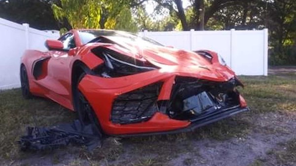 ▲酒駕三寶撞毀全新雪佛蘭跑車Corvette C8。（圖／翻攝motor1.com）