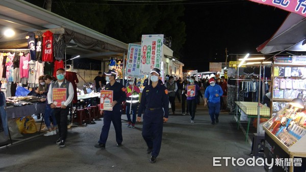 ▲台南市警局結合衛生、民政、消防、觀旅、經發等市府相關局處，發動巡守隊等五大民間力量加入宣導陣營，前往大東夜市擴大防疫宣導。（圖／記者林悅翻攝，下同）