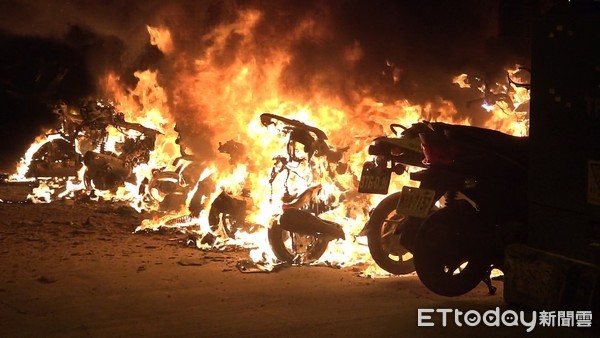 ▲▼機車被縱火            。（圖／記者洪正達翻攝）