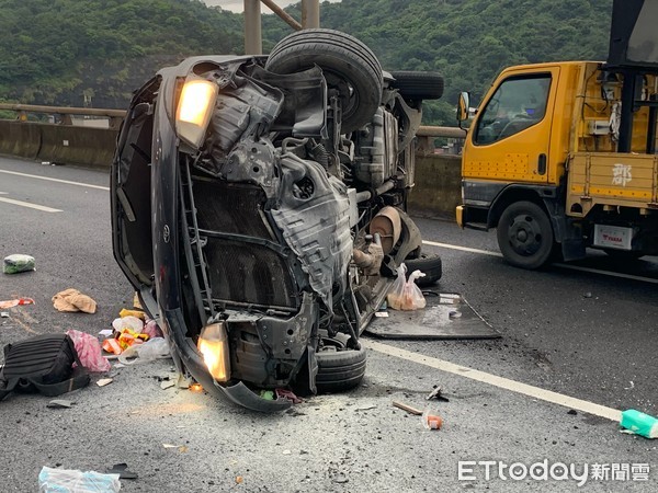 ▲▼基隆萬瑞快速道路「清晨死亡車禍」！轎車自撞分隔島　後座乘客破頭亡。（圖／記者郭世賢翻攝）