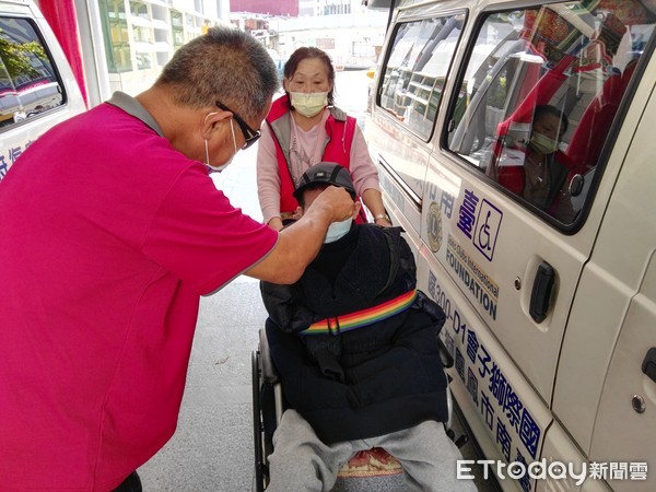 ▲台南市政府宣布自4月9日起，民眾搭乘復康巴士時都必須先量體溫並全程配戴口罩，以確保駕駛與乘客的健康、安全。（圖／記者林悅翻攝，下同）