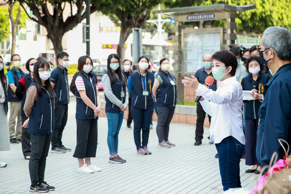 ▲盧秀燕致贈防疫人員千元獎勵券。（圖／台中市政府提供）