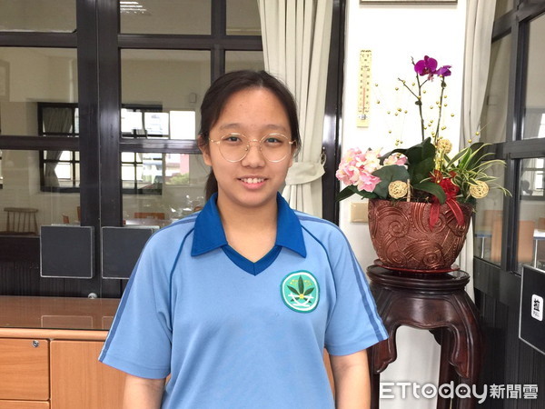 ▲▼聽英文歌看英文電影，英文多益測驗990滿分的蘭女語資馬虹喜。（圖／記者游芳男翻攝，下同）