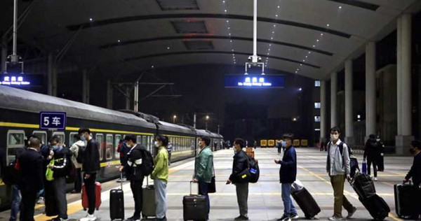 武昌車站0時解封，民眾排隊上車前往他地。（圖／百度）