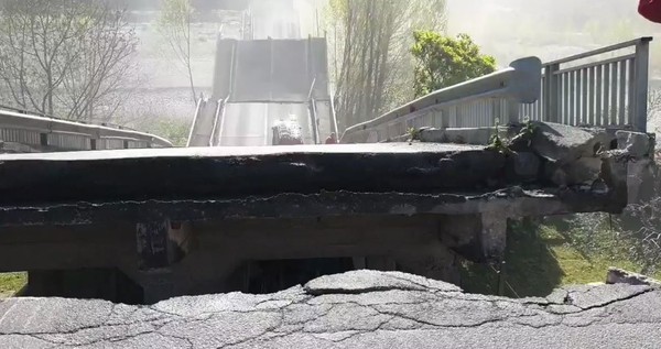 ▲▼義大利橋樑突倒塌。（圖／翻攝自推特／Sergio Battelli）