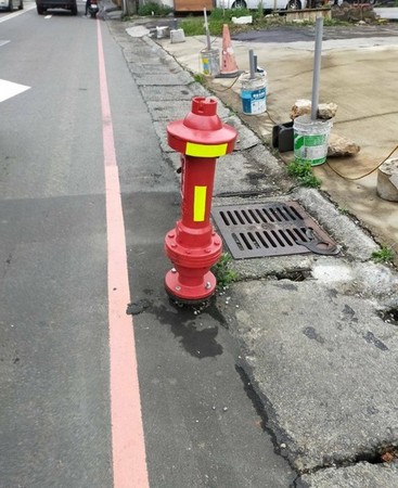 ▲苦命消防栓經常被撞，市議員黃敬平要求遷移。（圖／翻攝自網路）