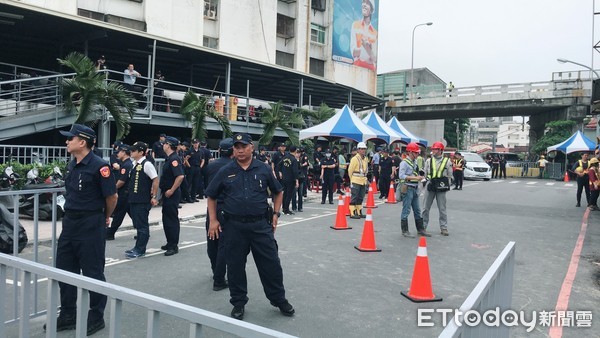 ▲台南鐵路地下化都市計畫變更核定案，部分受拆戶及其家屬向高雄高等行政法院提出行政訴訟，高雄高等行政法院判決原告之訴駁回。（圖／記者林悅攝）