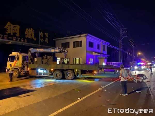 ▲▼屏東里港鄉晚間發生一起死亡車禍。（圖／記者陳崑福攝）