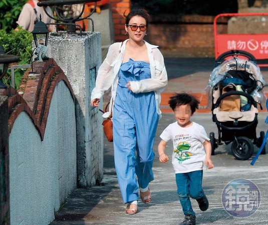 去年8月，本刊直擊佐藤麻衣帶著兒子回台，和王文洋聚會。