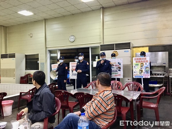 ▲白河警分局前往菜市場、夜市等，進行武漢肺炎防疫宣導，加深民眾對防疫的正確觀念。