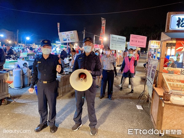 ▲新化警分局晚上結合新化區公所、新化巡守、義警、民防及志工中隊等公私協力部門組成防疫宣導團，前往新化區民生夜市進行防疫措施宣導。（圖／記者林悅翻攝，下同）