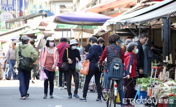 ▲▼新冠肺炎 防疫 群聚 傳統市場 戴口罩 社交距離。（圖／記者屠惠剛攝）